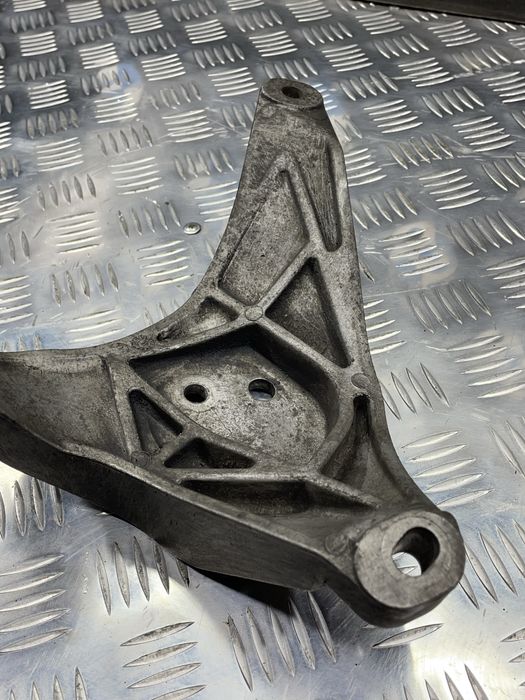 Лапа двигуна права BMW E39 Код:1062