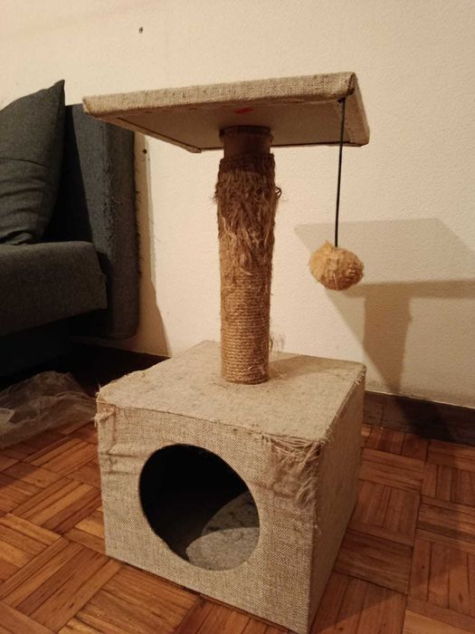 Arranhador para gato usado