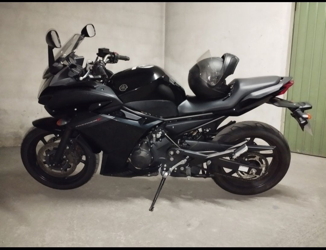 Yamaha XJ6 com carenagem completa e  ABS