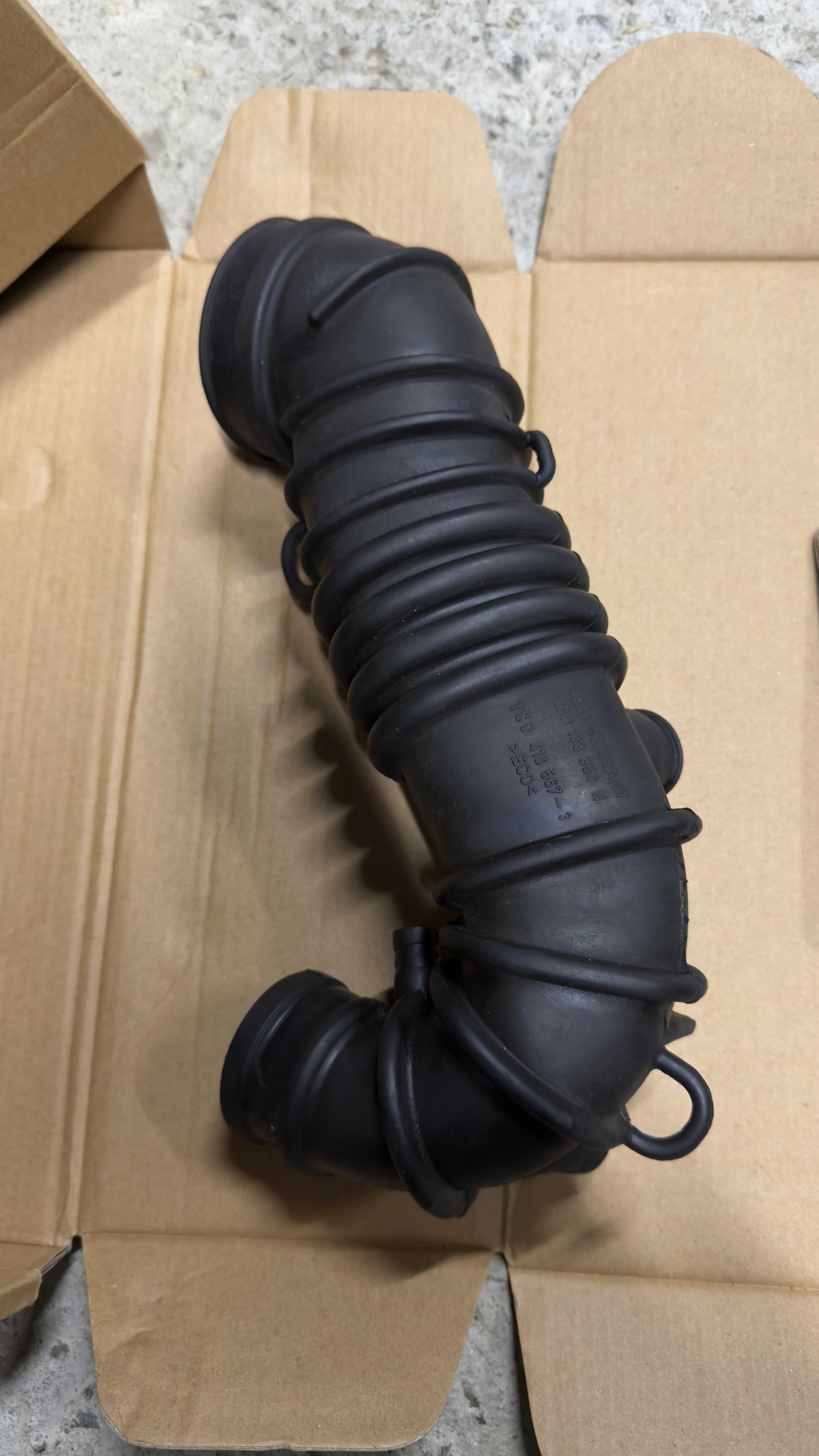Dolot powietrza audi a4b6 1.8t avj 06B 133 356 N