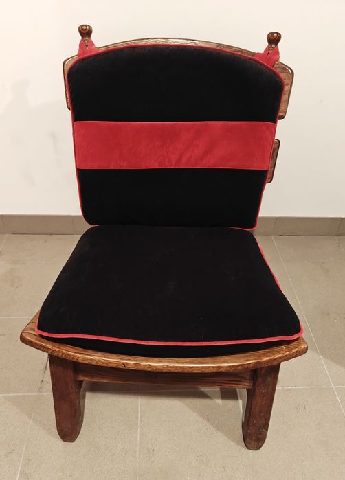 Fotel drewniany dębowy z podłokietnikiem i poduchami