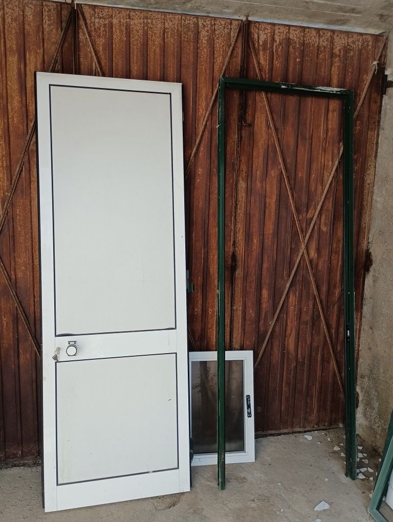 Portas de alumínio em bom estado