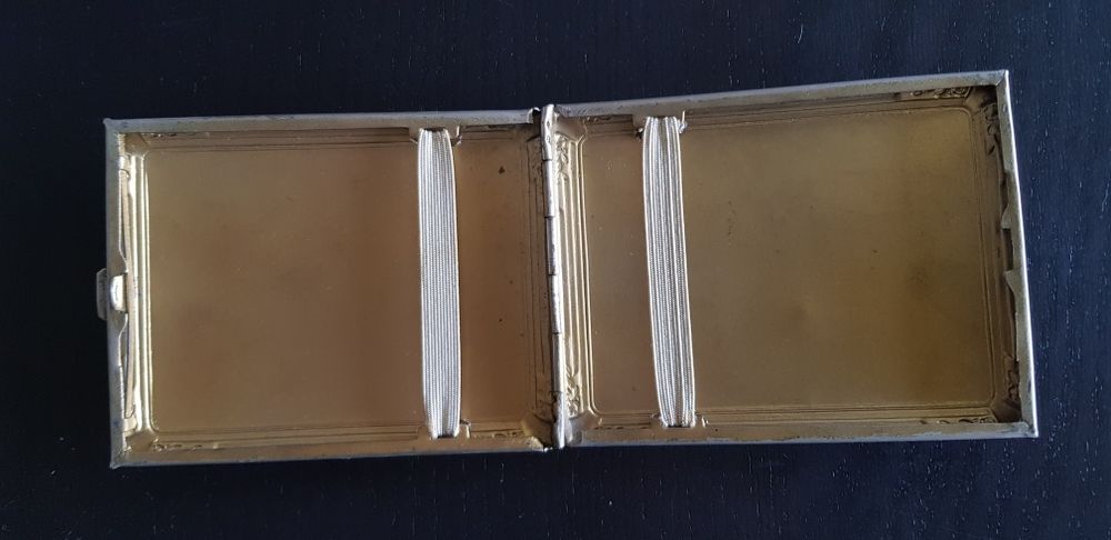 Stara papierośnica w kolorze srebra