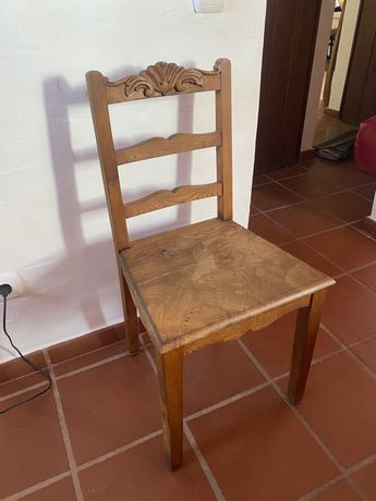 4 cadeiras de madeira