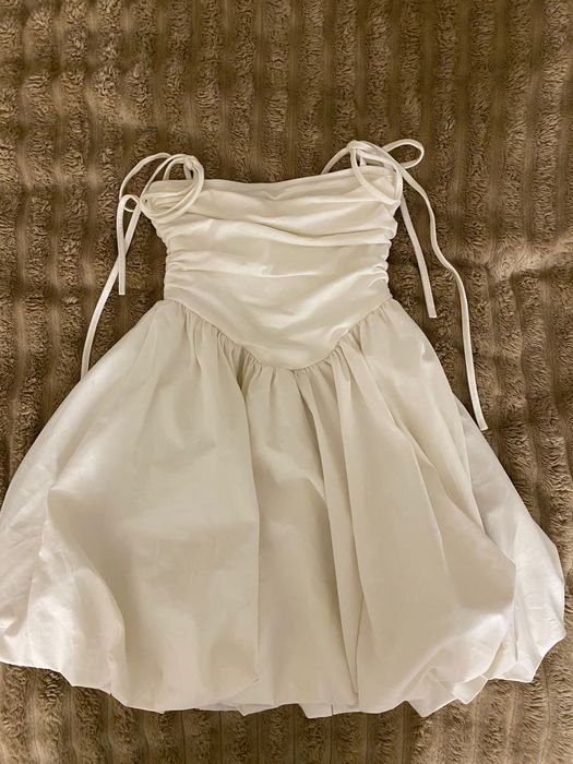 Біла сукня хмаринка