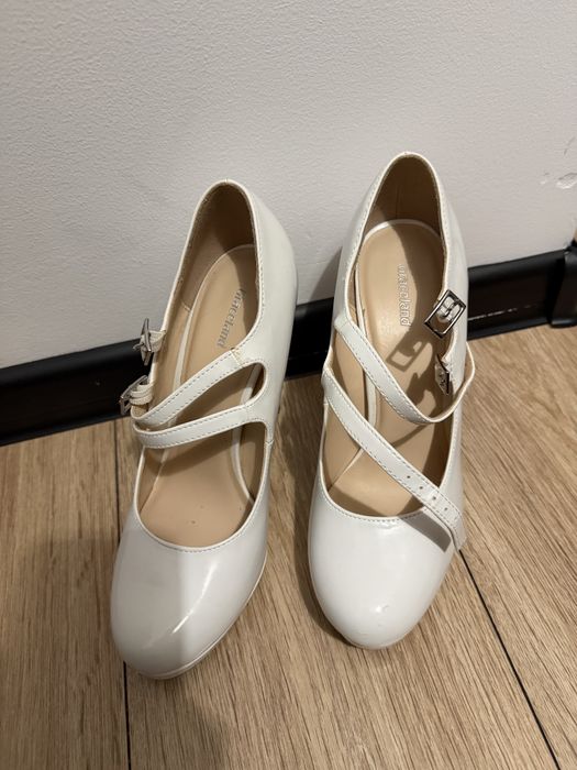 Buty biale na obcasie