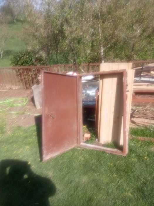 Metalowy właz na strych