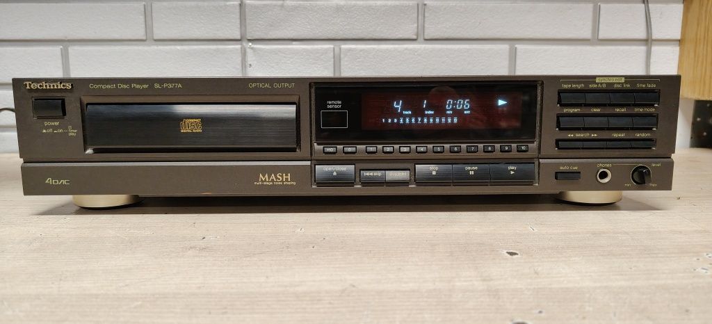 Odtwarza CD TECHNICS SL-P377A. Optical