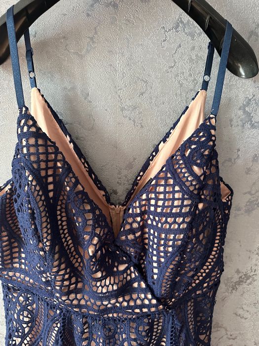 Сукня міді святкова з V-подібним вирізом