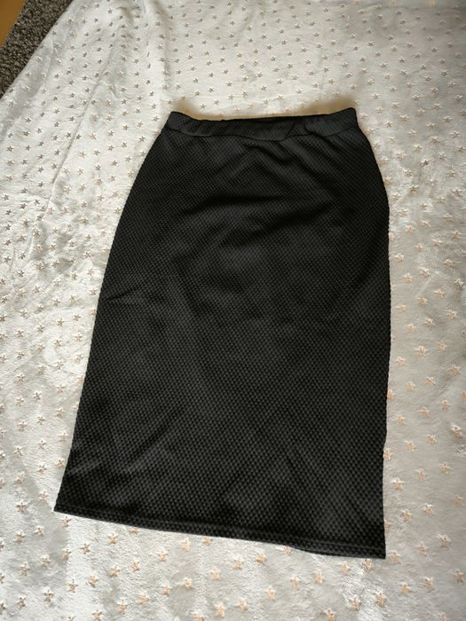 Saias pelo joelho justas ao corpo