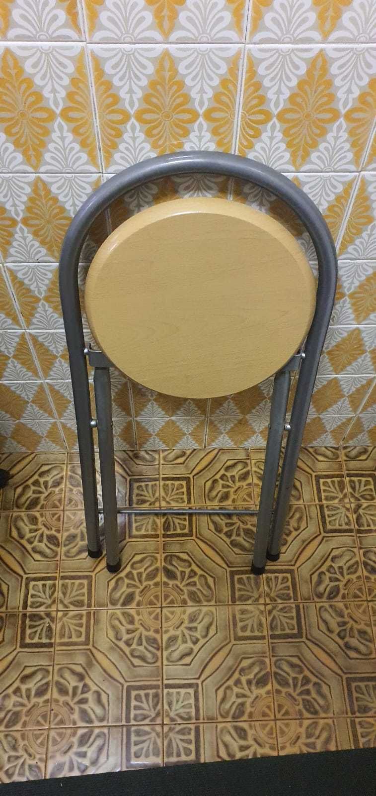Mesa desdobrável com bancos