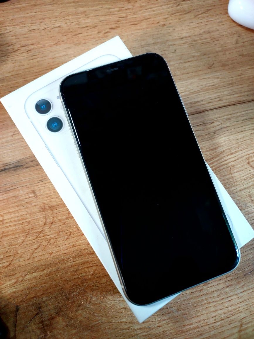 IPhone 11 на 4/64 памяти