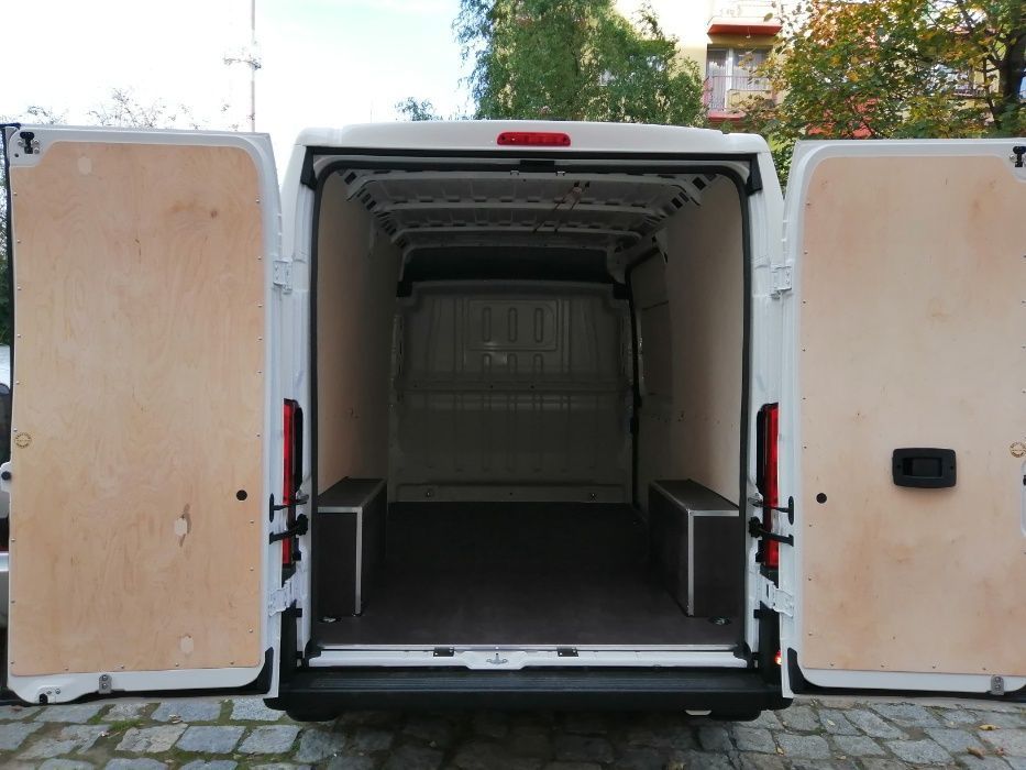 Zabezpieczenie przestrzeni ładunkowej paki w busie Ducato L2H1