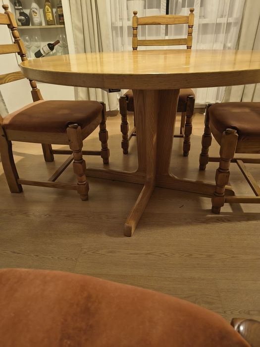 Komplet 4 krzeseł z litego drewna, obicie welurem, solidne