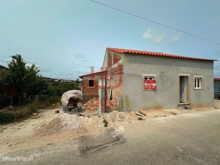 Moradia T2 em Reconstrução - Freixianda!