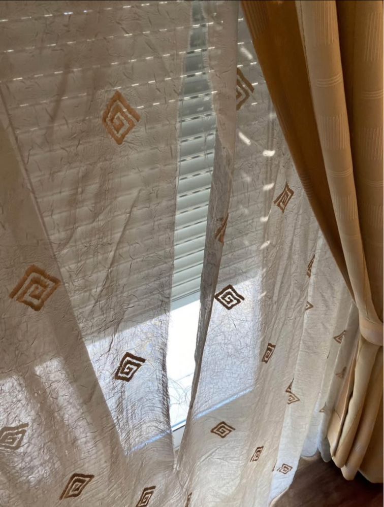 Conjunto cortinados e cadeira