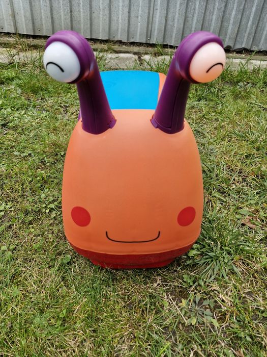 B.Toys Jeździk Żuczek Ślimak Buggly 
Jeździk posiada schowek na