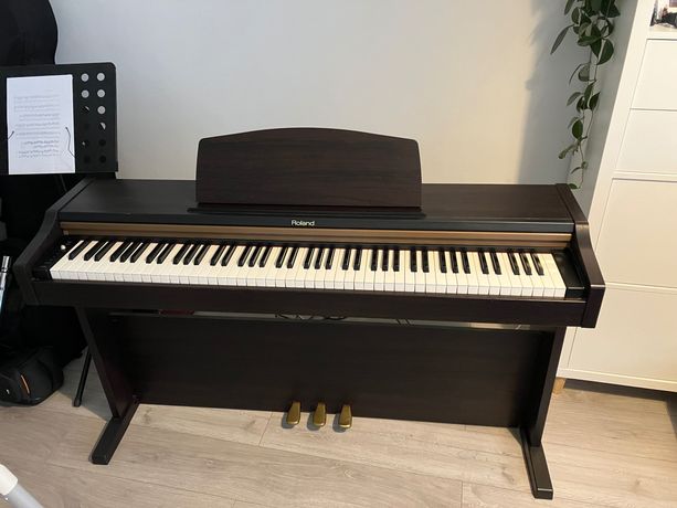 Pianino cyfrowe Roland HP101e - uszkodzone uruchamianie