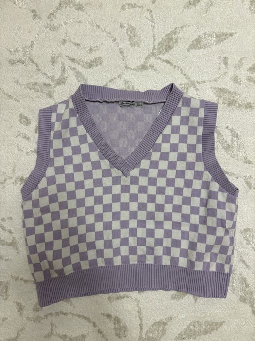 светр-жилет Stradivarius у бузкову та білу шахівницю.