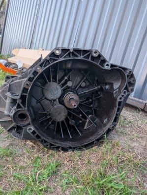 Skrzynia biegów + 2 półosie od Opla Movano