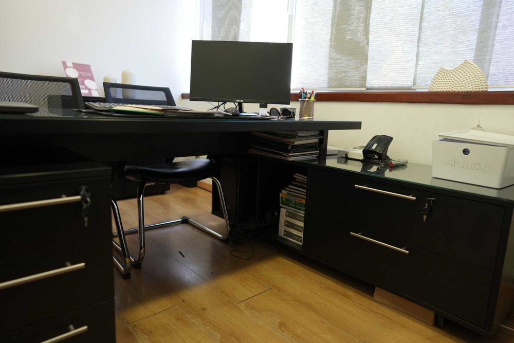 Mobiliário para escritório com blocos de gavetas e armários de apoio