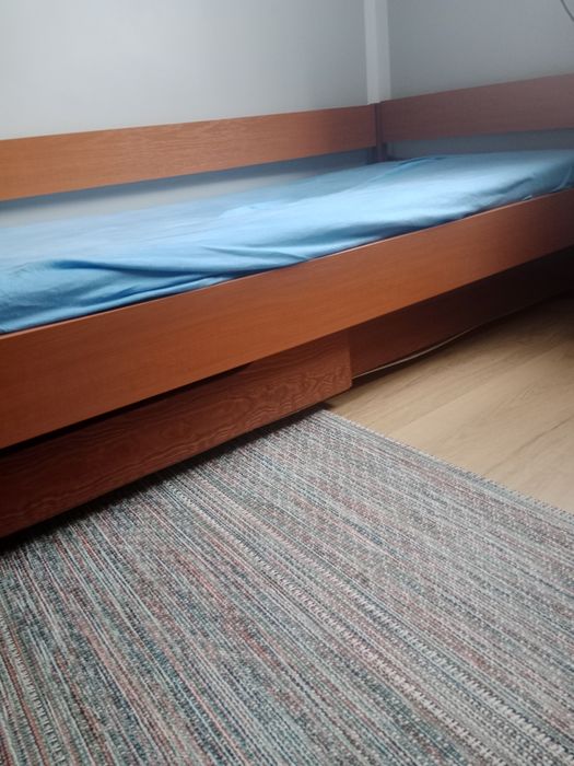 Łóżko drewniane z szufladami i barierką