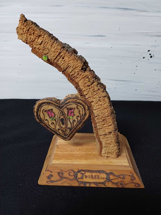 Peça decorativa em cortiça e a base em madeira