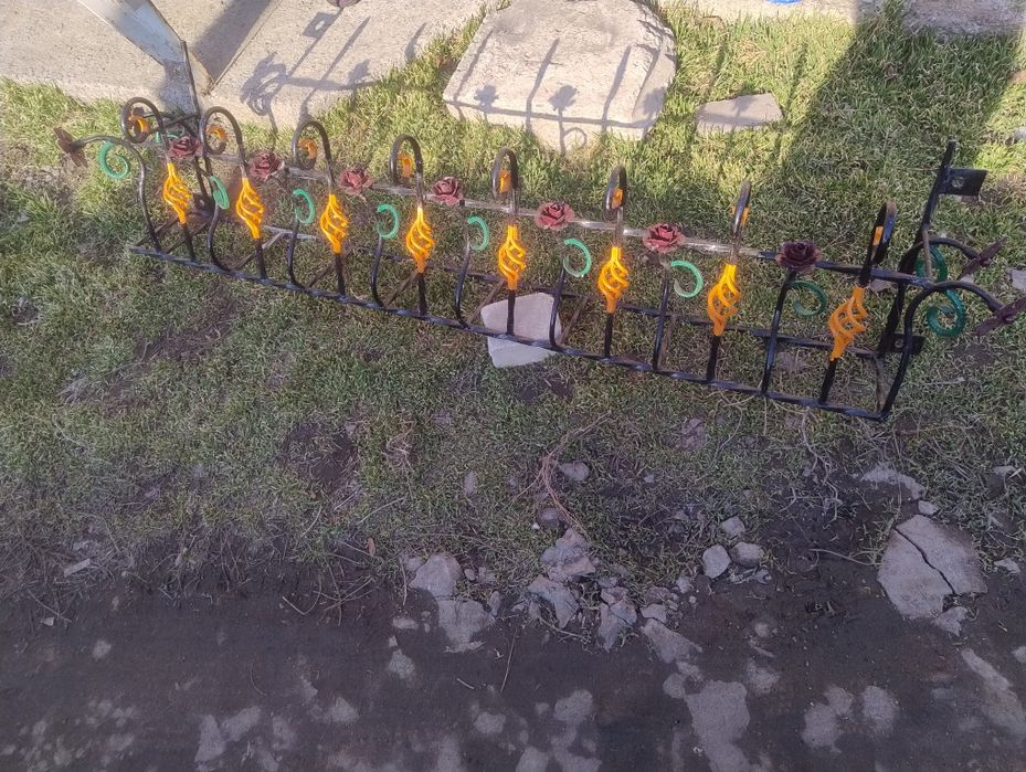 Металлический навесной цветник