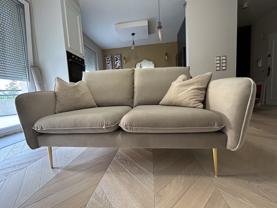 Sofa 2 os. aksamitna kolor beż, zlote nóżki. Stan idealny!