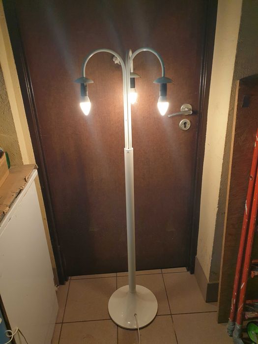 Lampa biala stojaca wysoka z 3 zarowkami lampka na nozce vintage