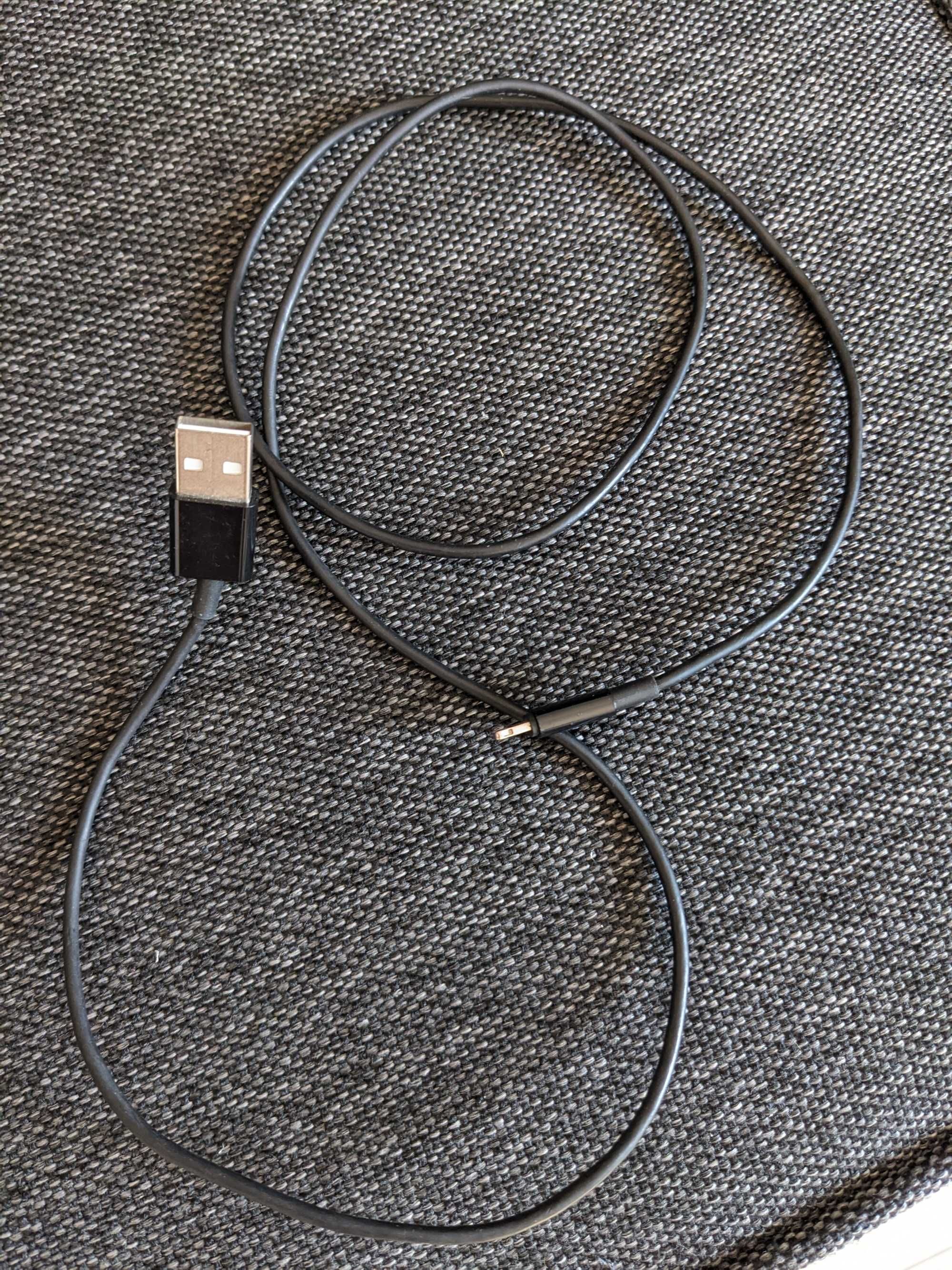 czarny kabel USB do iPhone
