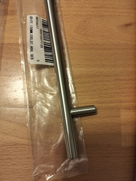 3 puxadores em metal prateado