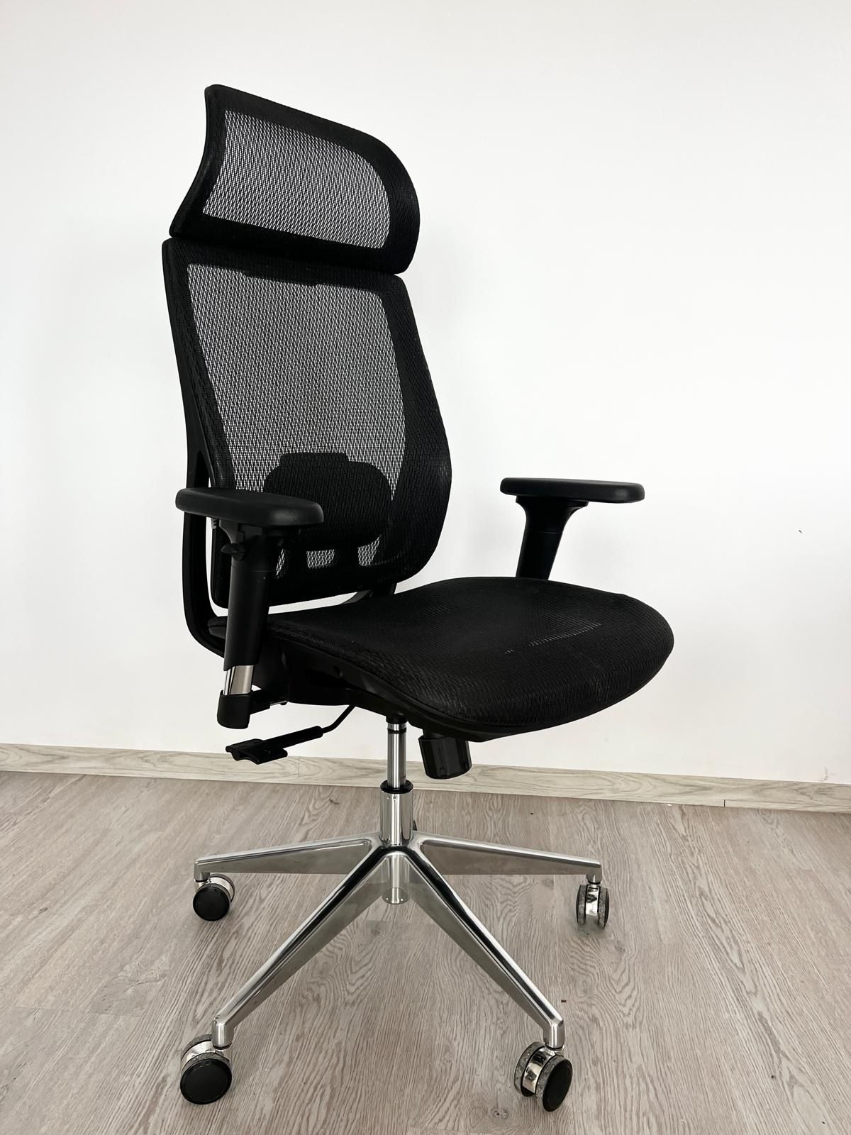 Ergonomiczne krzesło biurowe, obrotowe