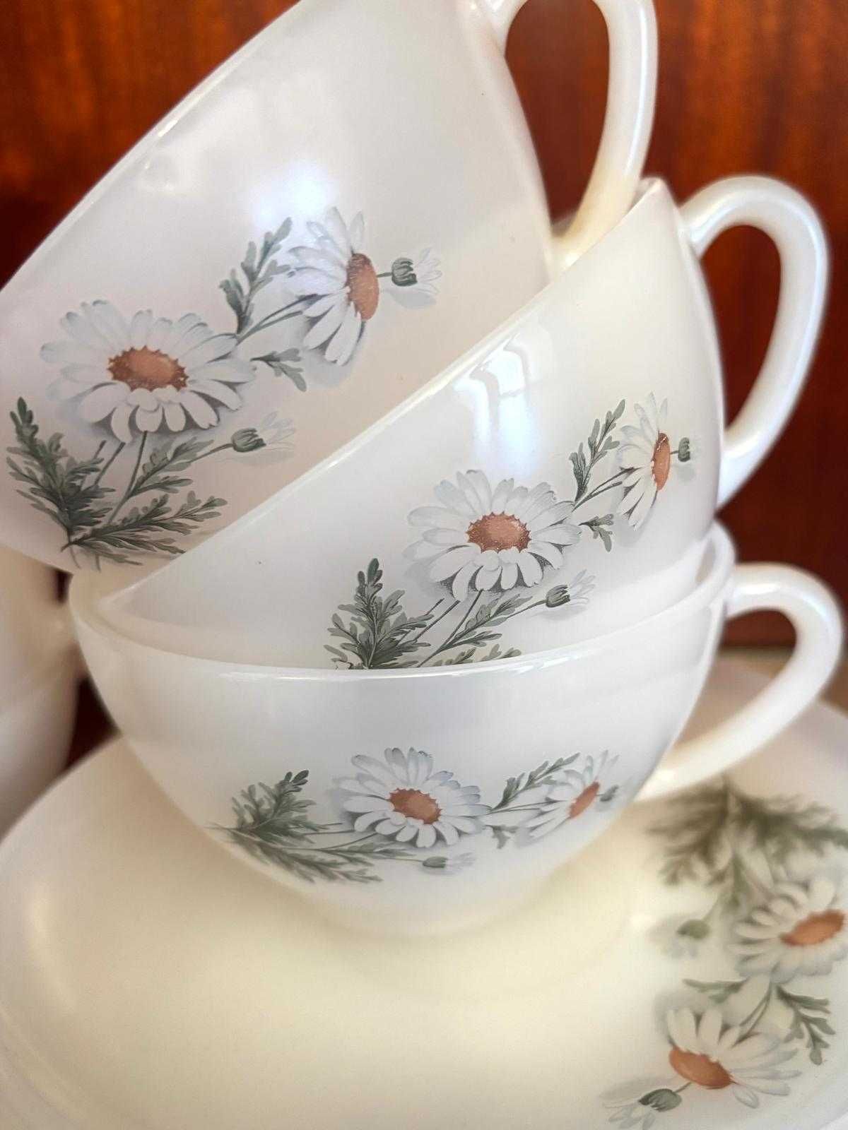 Conjunto de chávenas com pratos – padrão floral vintage