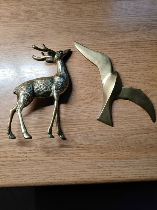 Mosiężny jeleń i mosiężny ptak.