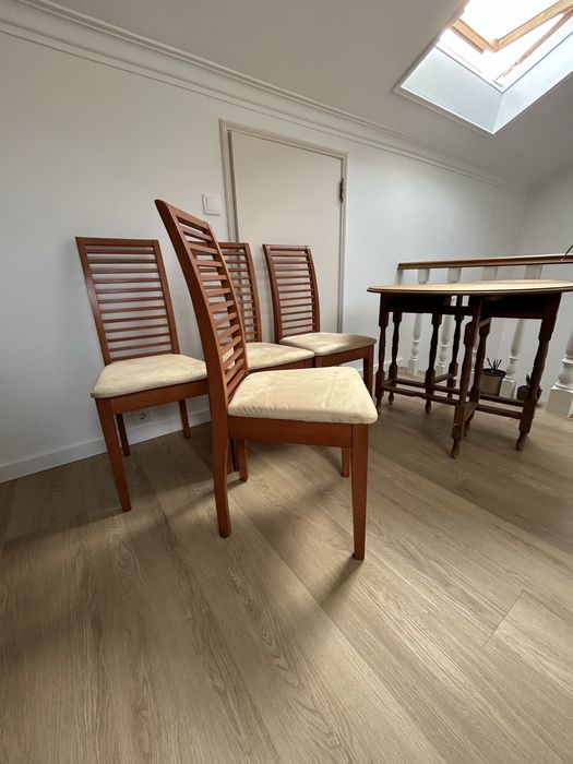 Conjunto de 4 cadeiras em madeira maciça e ofereço a mesa