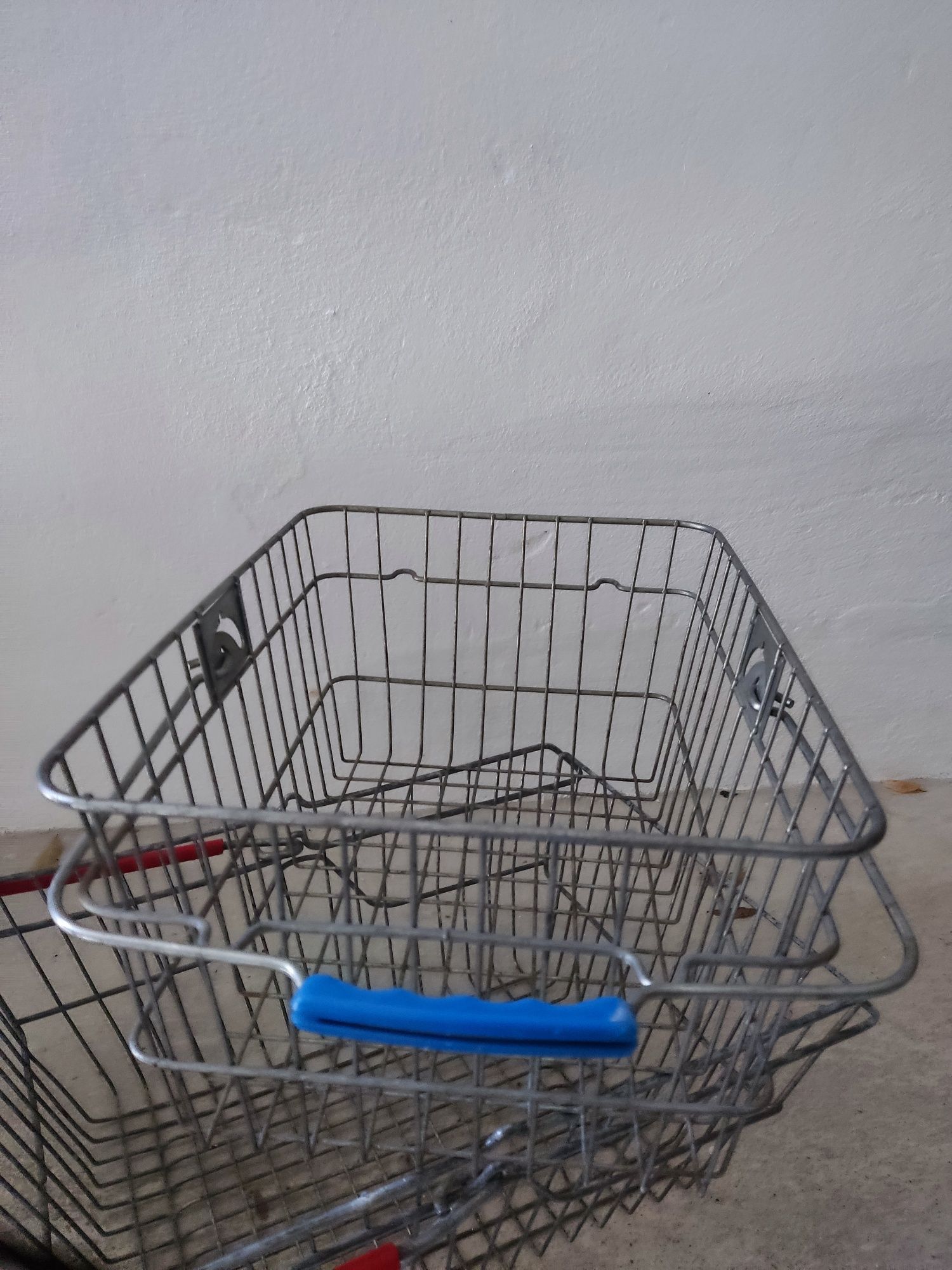 Cestos de metal com pega colorida Vintage