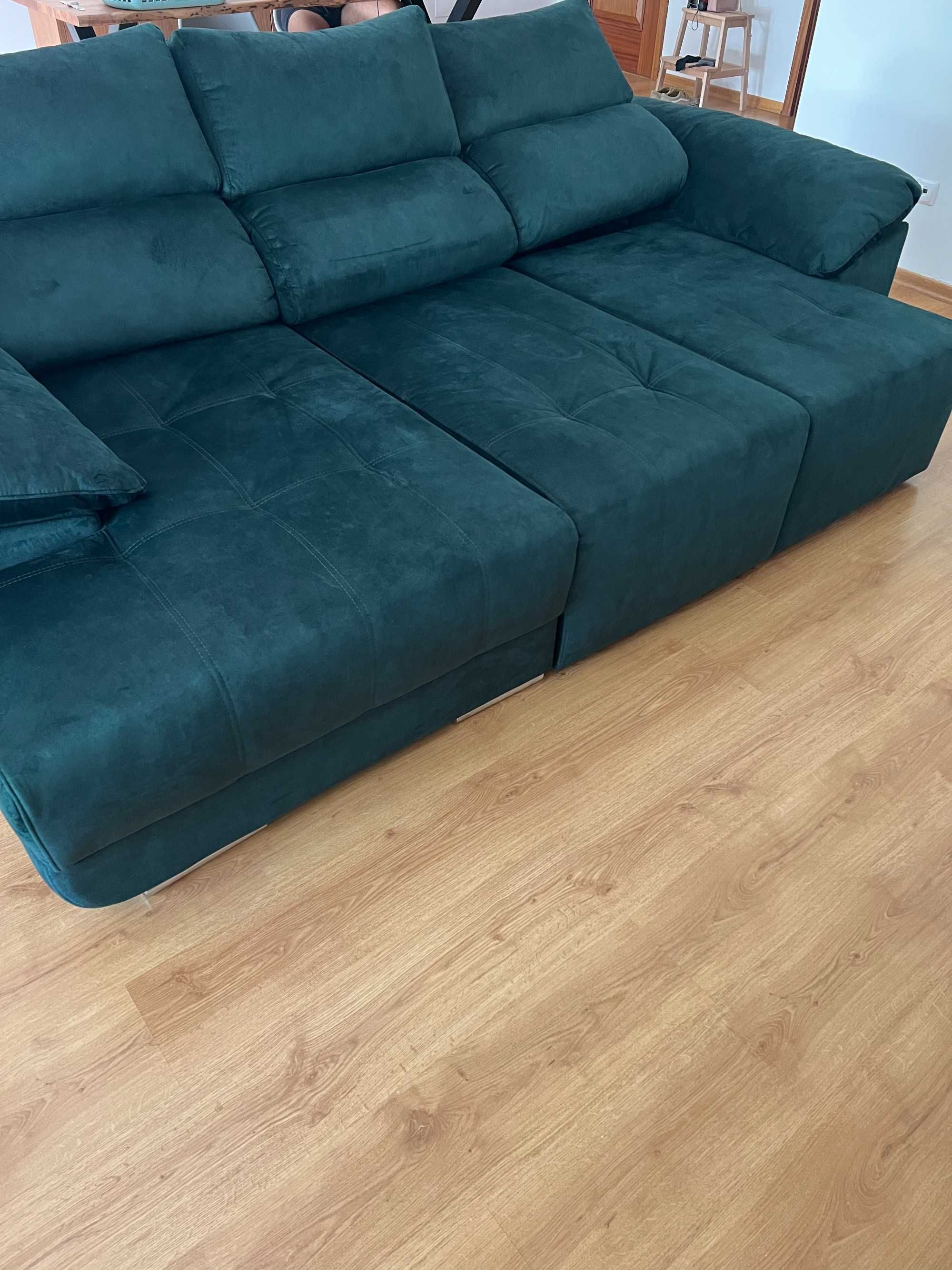 Sofá Chaise Longue Veludo Verde – Como Novo, com Arrumação e Sofá-Cama