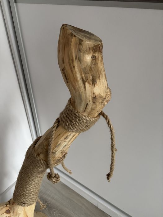 Naturalny drapak dla kota z sznurkiem jutowym drewno