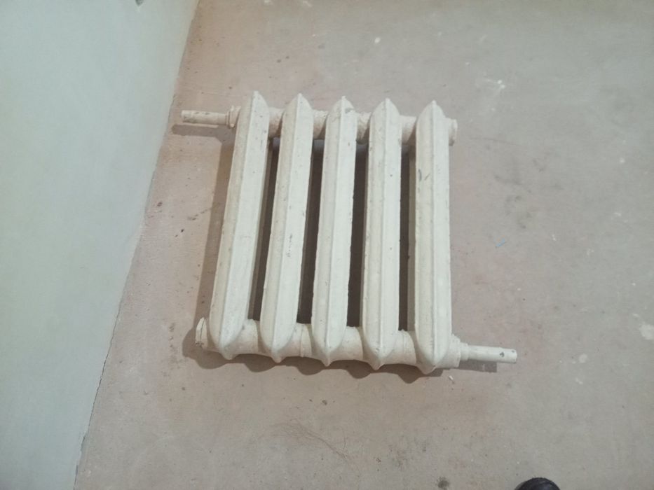 2 батареї чавунні по 5 і 13 секцій б/в