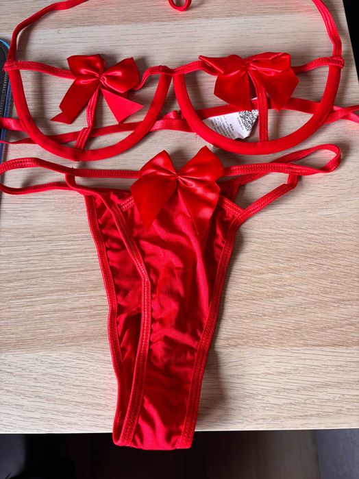 Conjunto de Lingerie Vermelha com Laços