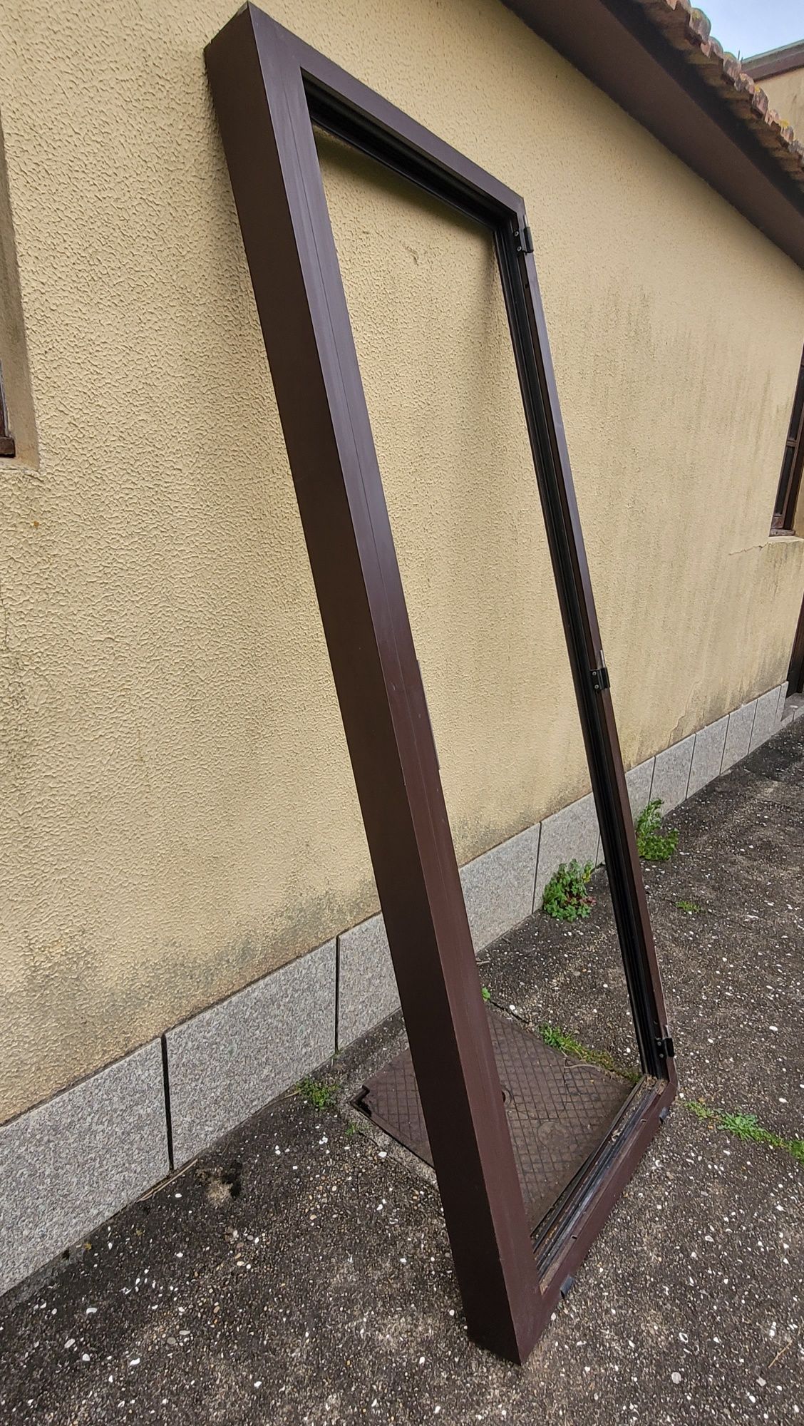 Urgente - Porta de alumínio com respetivo aro para venda.      Muito B