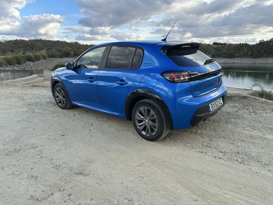Peugeot e208  50kw Style de 2023 só 6890Km