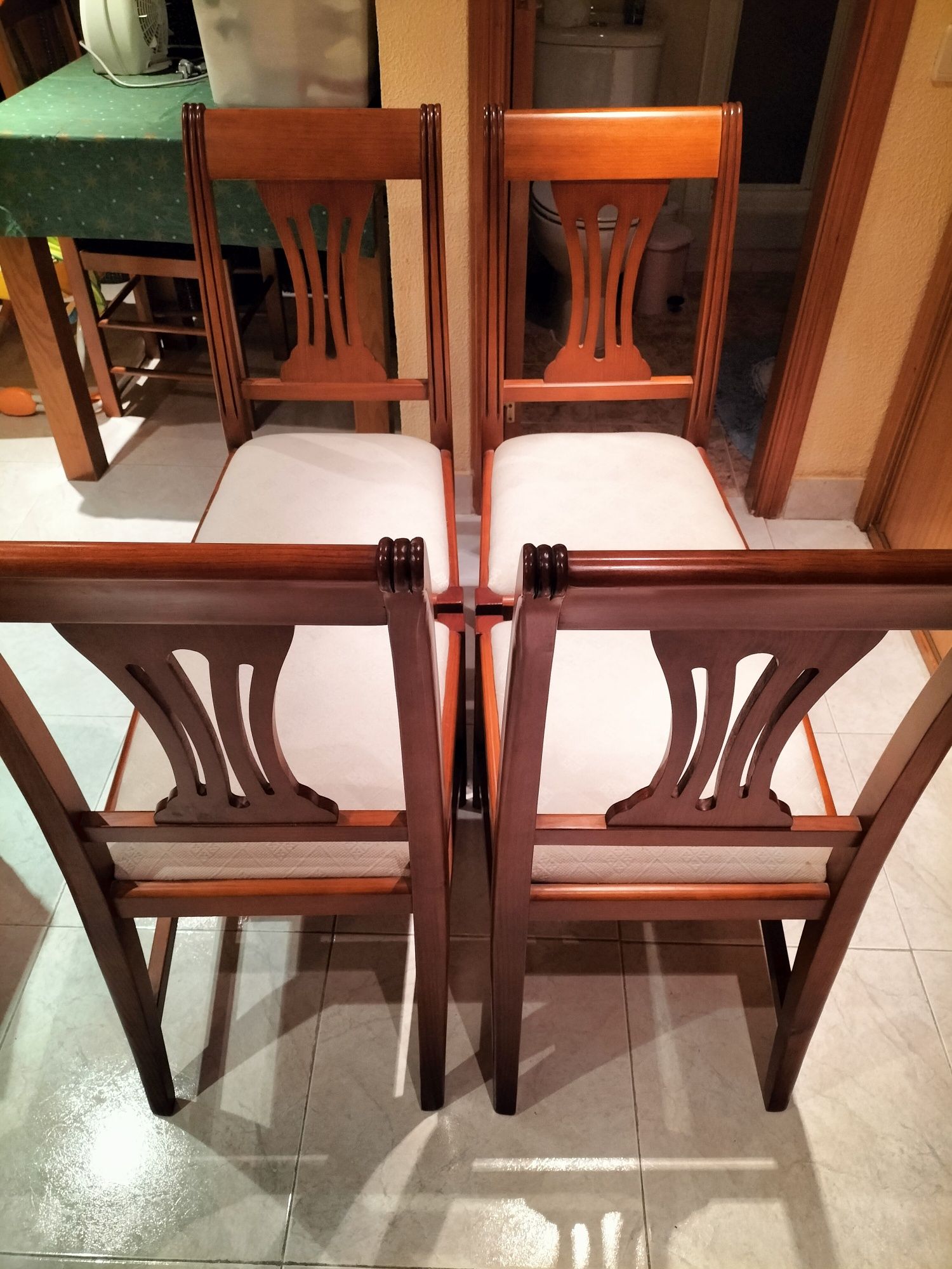 Mesa jantar hexagonal extensível + 4 cadeiras em pinho mel