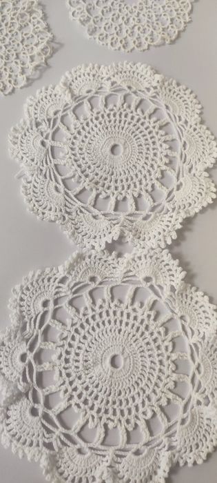 Conjunto de vários pequenos naperons tricotados à mão