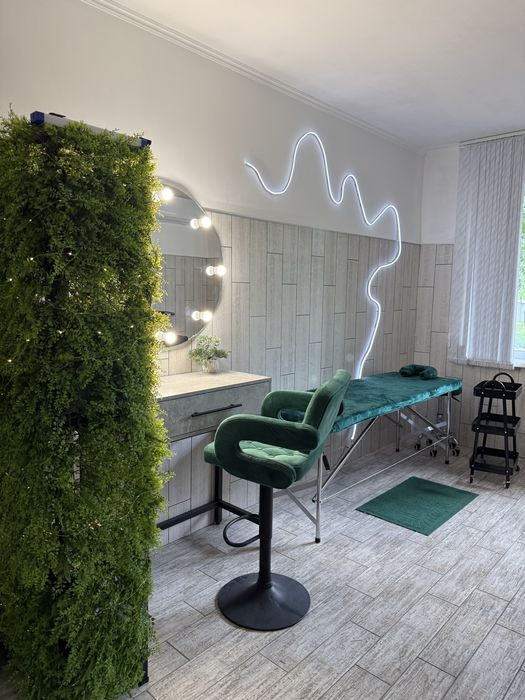 Место для мастера , лешмейкера ,бровиста ,визажист,прически