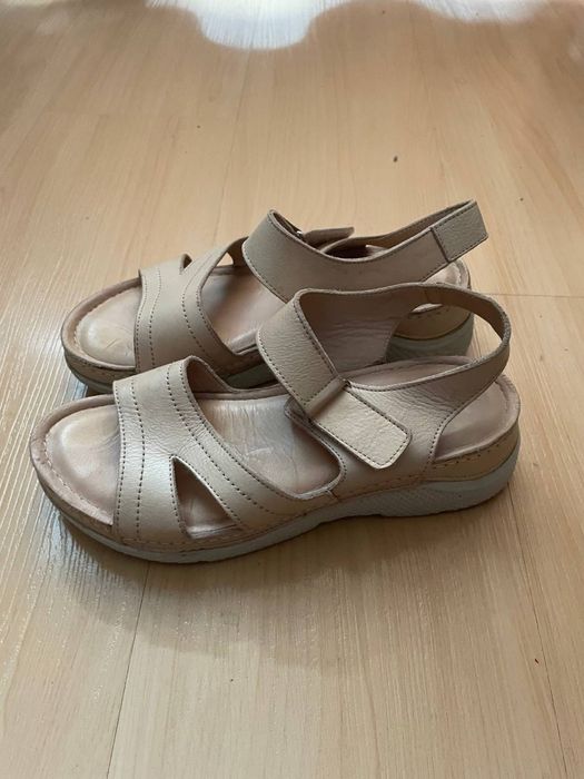 Сандалі шкіряні жіночі