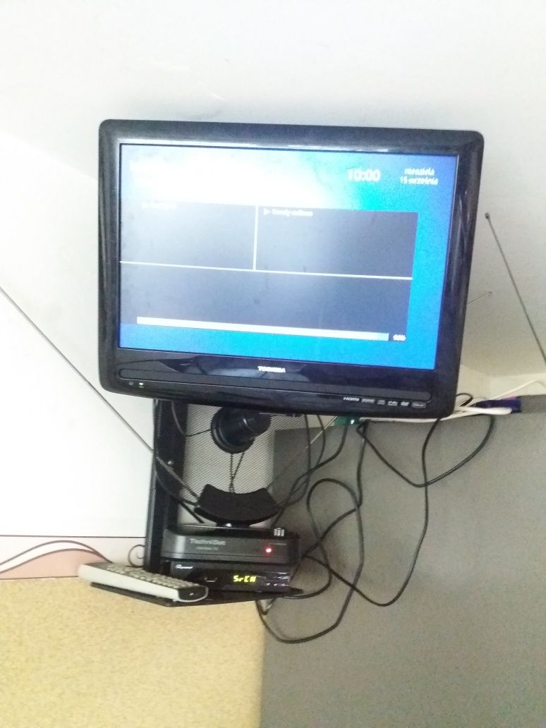 Telewizor Toshiba 22 LCD/DVD wraz z wyposażeni