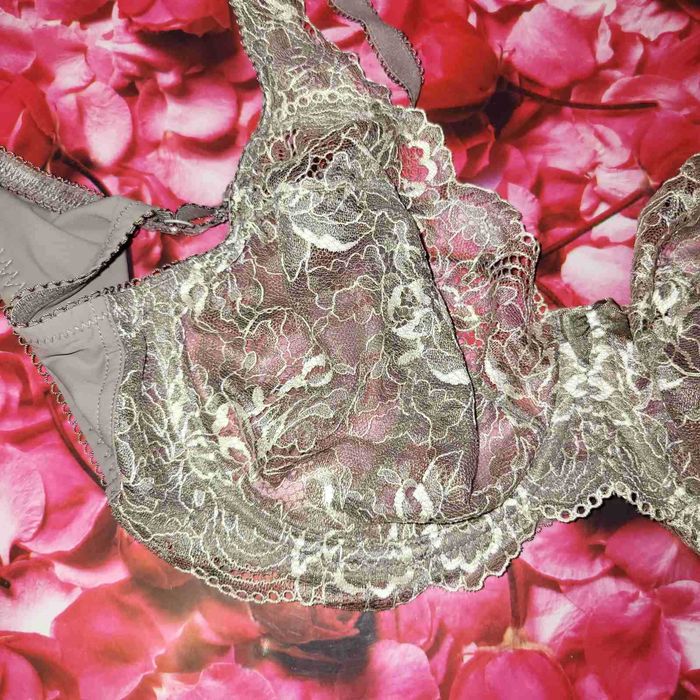 Продаю відвертий бюстгальтер кольору бежевого відтінку