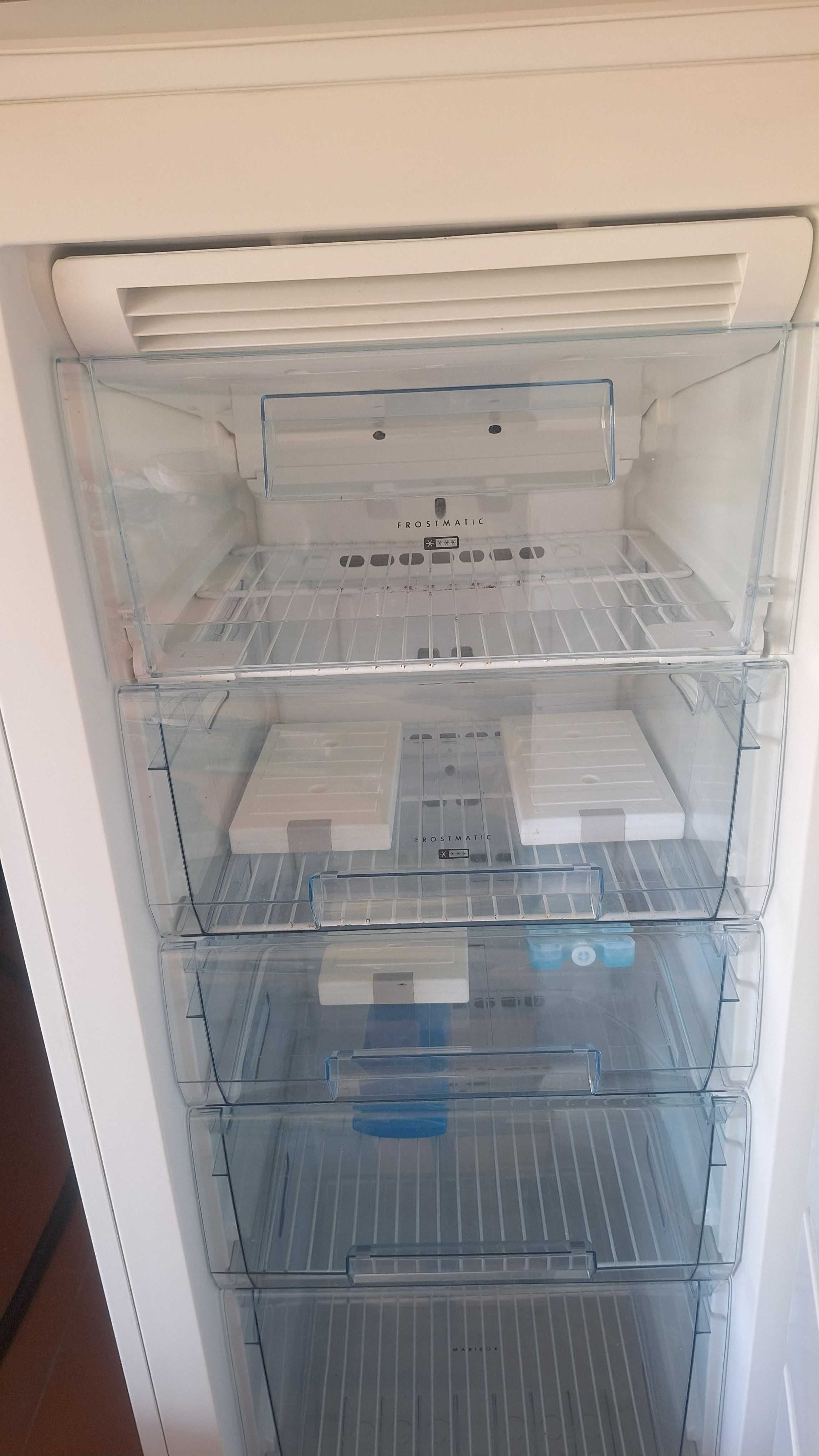Arca Congeladora Vertical AEG NO FROST como nova
